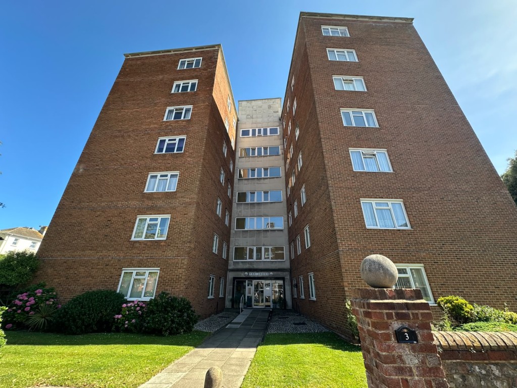 Lot: 6 - BALCONY FLAT OVERLOOKING DEVONSHIRE PARK TENNIS COURTS - External view of block of flats with main entrance
